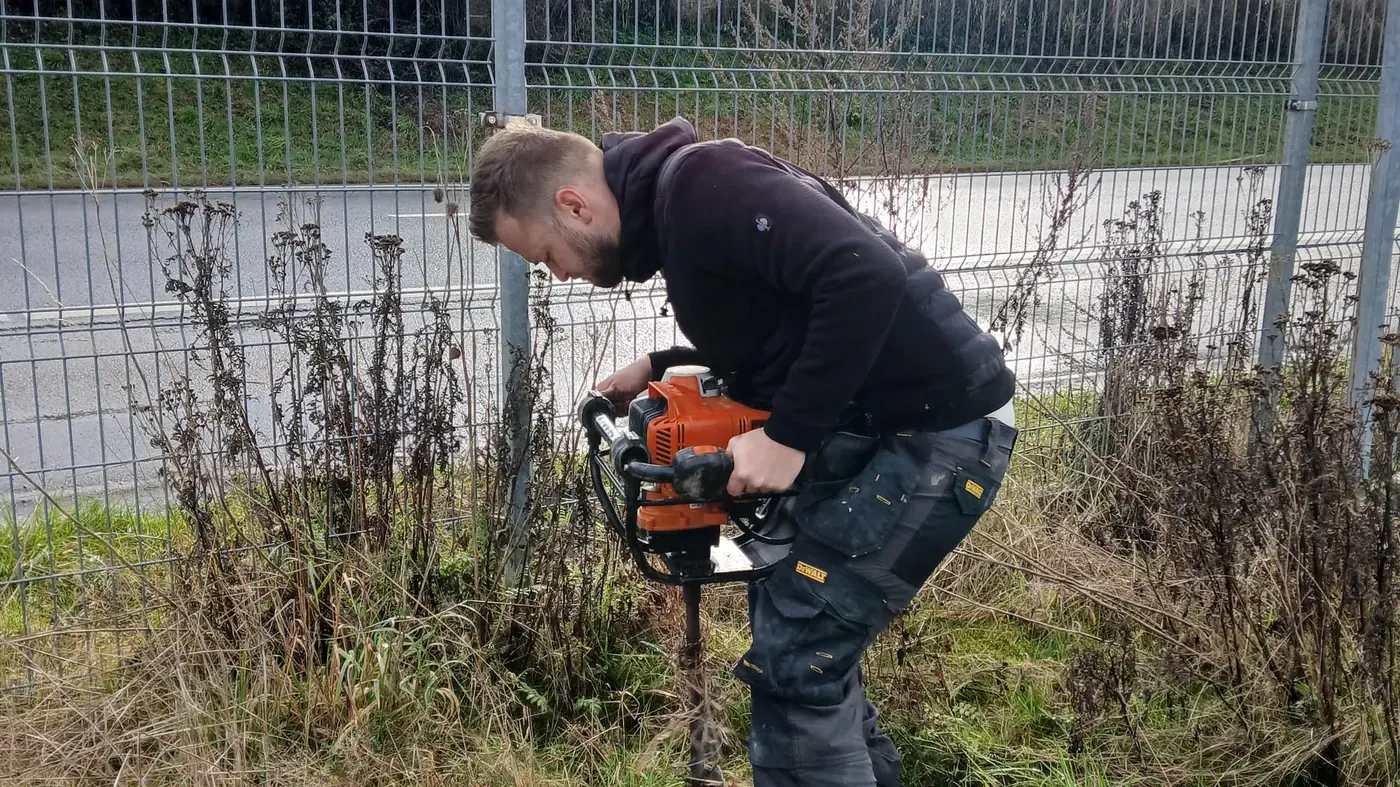 Stéphane Wilkin réalisant un forage du sol pour un test de perméabilité — Aquawil